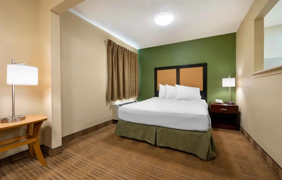 Deluxe Studio - 1 Queen Bed